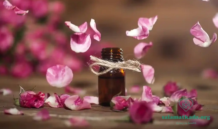 گلاب گیری کاشان و خواص گلاب برای پوست و مو