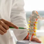 تنگی کانال نخاعی چیست و درمان آن چگونه است
