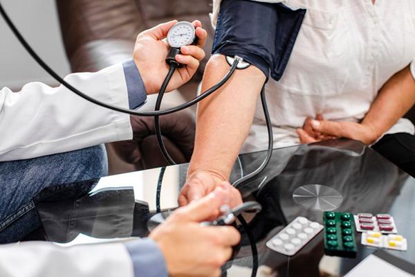 فشار خون طبیعی بین ۹۰ روی ۶۰ تا ۱۲۰ روی ۸۰